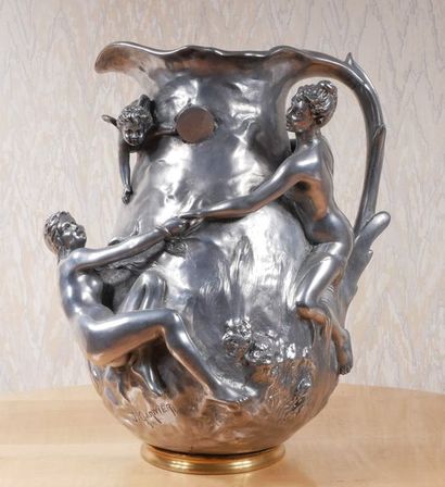 null Jean GARGNIER (1853-1910) Vase « Nymphes des airs ». Épreuve en étain. Signé....