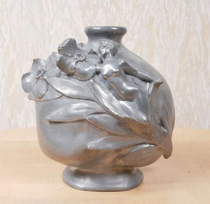 null Jules JOUANT (1863-1921) Vase « Femmes et pensées ». Épreuve en étain. Signé....