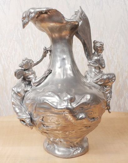 null Marcel DEBUT (1865-1933) Vase « Femme papillon ». Épreuve en étain. Signé. H...