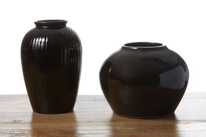 null Cache-pot et vase en céramique à engobe noir H. du vase : 37 cm. D. du cache-pot...