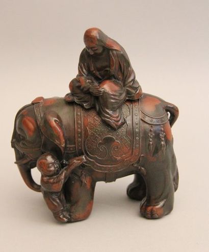 null Sculpture en bronze patiné en forme de personnage assis sur un éléphant, Chine...