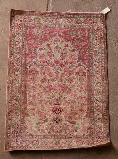 null *GHOUM (Iran) vers 1980 Tapis de prière en soie, champ ivoire à Mirhab, lampe...