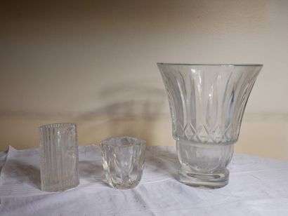 null St LOUIS - DAUM et divers Trois vases en cristal H du plus grand : 30 cm.