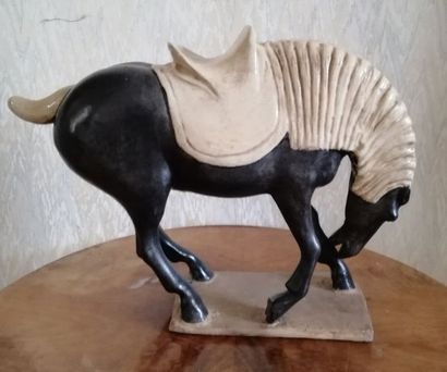 null Cheval en terre-cuite polychrome, Chine moderne H : 37 cm.