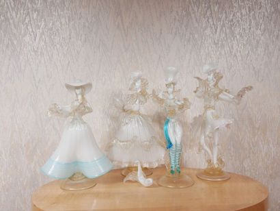 null VENISE Suite de trois sculptures en verre blanc et polychrome à décor de personnages...