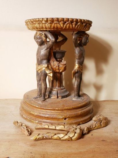 null Socle en bois sculpté polychrome et doré à décor de trois putti, travail italien...