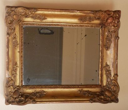 null Glace en bois stuqué doré, style Louis XV 45,8 x 38 cm. (éclats, accidents)