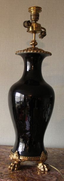 null Vase balustre en porcelaine à engobe prune, monture en bronze doré (monté en...