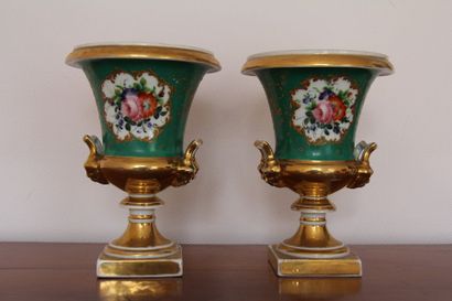 null Paire de vases Médicis à deux anses en porcelaine de Paris à médaillons de fleurs...