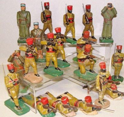null Tirailleurs sénégalais : 19 tirailleurs dont Officier au fixe, aux jumelles,...