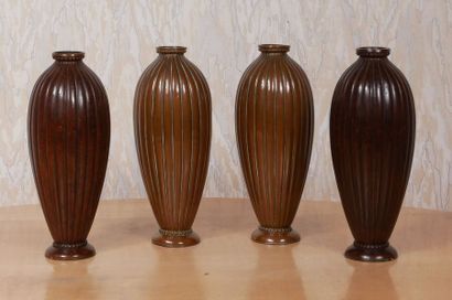 null CHRISTOFLE


Suite de quatre vases en bronze patine marron à corps ovoïde rainuré.


Signés


H...