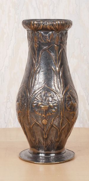 null CHRISTOFLE


Vase en métal argenté à corps ovoïde et décor floral en léger relief.


Signé.


H...