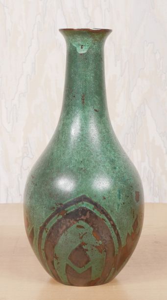 null CHRISTOFLE


Vase ovoïde à long col évasé en métal à patine vert antique.


Signé


H...