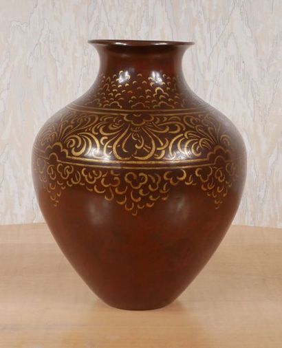 null CHRISTOFLE


Vase ovoïde en bronze à décor d’entrelacs rehaussé de dorure sur...
