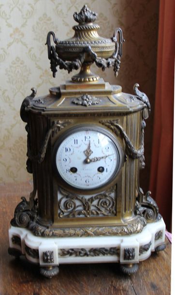 null Pendule en bronze et marbre, style Louis XVI


H : 14,2 cm.