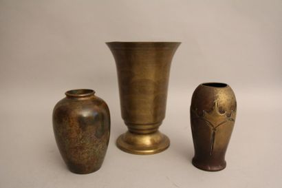 null Lot :
-Vase en bronze à patine marron Chine moderne, H : 15,5 cm.
-Vase ovoïde...