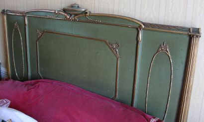 null Mobilier de chambre à coucher en bois laqué vert et doré, style anglais comprenant...