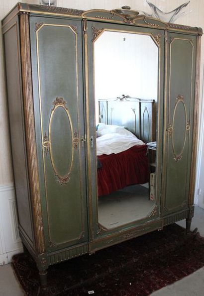 null Mobilier de chambre à coucher en bois laqué vert et doré, style anglais comprenant...