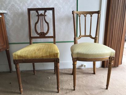 null Deux chaises dépareillées en bois naturel et bois doré