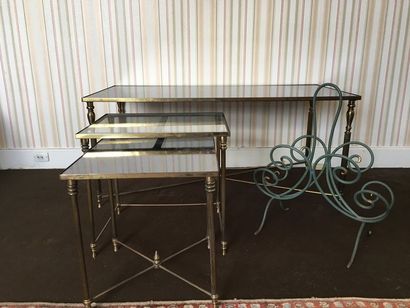 null Table basse et tables gigognes en métal doré, plateau en verre