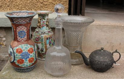 null Lot : deux vases en porcelaine Chine, une carafe te un vase en verre, une théière...