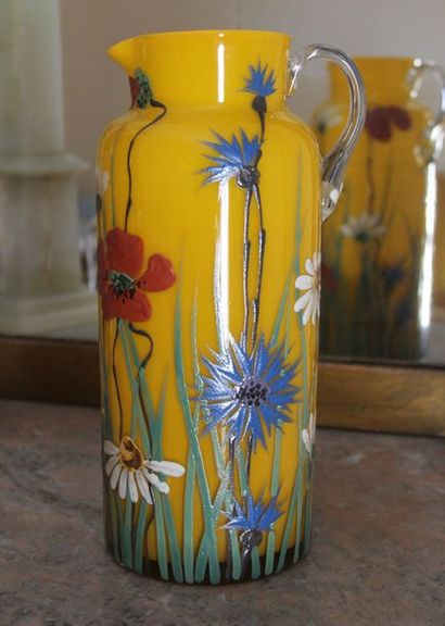 null DELVAUX


Pichet en verre jaune à décor émaillé de fleurs signé


H : 33 cm