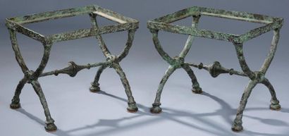 Diego GIACOMETTI (1902-1985) Paire de tabourets en X, troisième version. Bronze à... Gazette Drouot
