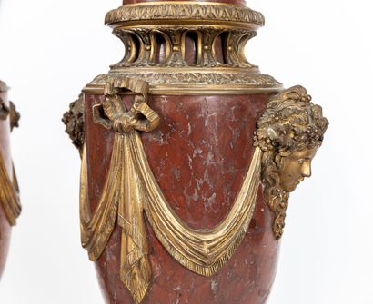 null Paire d'importants vases cassolettes en marbre rouge veiné et bronzes dorés...