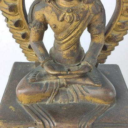 null CHINE, période Qianlong (1735-1798).

Amitayus en bronze doré, figuré assis...