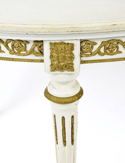 null Table de salle à manger ovale en bois laqué blanc et bronzes dorés à décor d'enroulements...