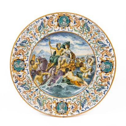 null ITALIE.

Important plat en faïence à décor polychrome du triomphe de Neptune.

Aile...