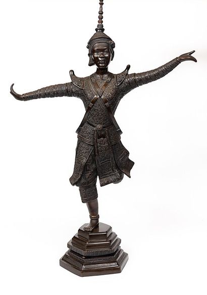 null INDONESIE ou BALI.

Danseuse.

Importante statue en bronze à patine brune, reposant...