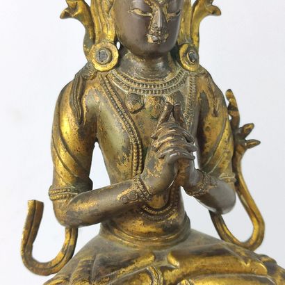 null CHINE ou TIBET, XVIIIème siècle.

Statuette de boddhisattva paré en bronze doré,...