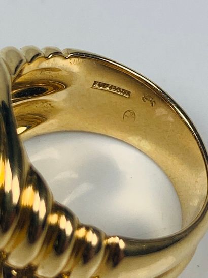 null BULGARI.

Bague double anneau à godrons en or jaune, ornée d'une iolite et d'une...