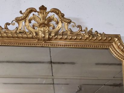 null Paire d'importants miroirs en bois doré à décor sculpté de godrons et coquille...