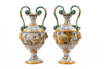 null ITALIE.

Paire de vases en faïence à décor polychrome dans le style de Castelli...