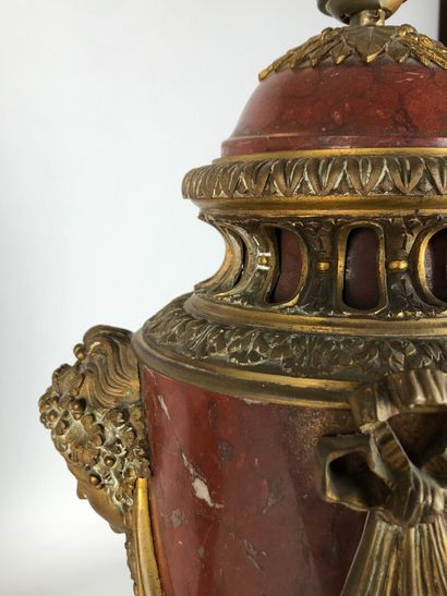 null Paire d'importants vases cassolettes en marbre rouge veiné et bronzes dorés...