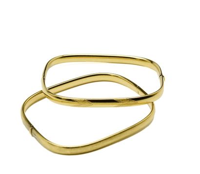 null Deux bracelets en or jaune de forme rectangulaire à bords arrondis, l'un mat...