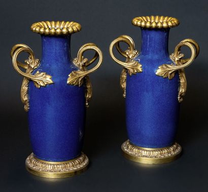 null Paire de vases en porcelaine émaillée bleu, les montures en bronze ciselé et...