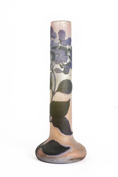 null Etablissements GALLÉ (1904-1936). 

Hortensias.

Vase à long col, épreuve en...
