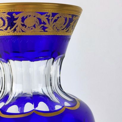 null SAINT-LOUIS, modèle "Thistle".

Vase balustre en cristal, à fond bleu et décor...