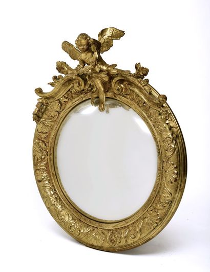 null Important miroir sorcière en bois et stuc doré, figurant un angelot tenant une...