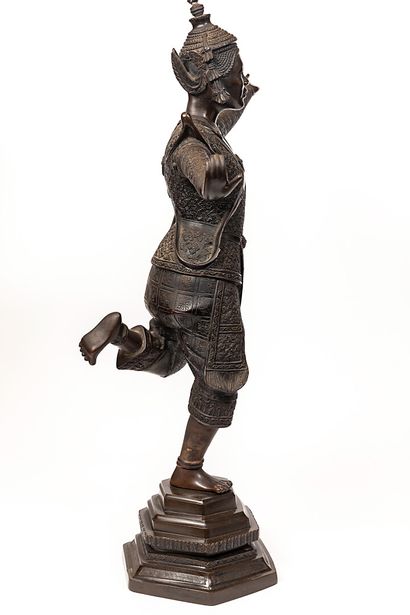 null INDONESIE ou BALI.

Danseuse.

Importante statue en bronze à patine brune, reposant...