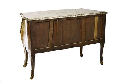 null Commode en placage d'amarante marqueté de bout à décor de feuillages, de larges...