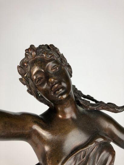 null Henri Louis LEVASSEUR (1853-1934).

Jeune femme aux lilas.

Bronze à patine...
