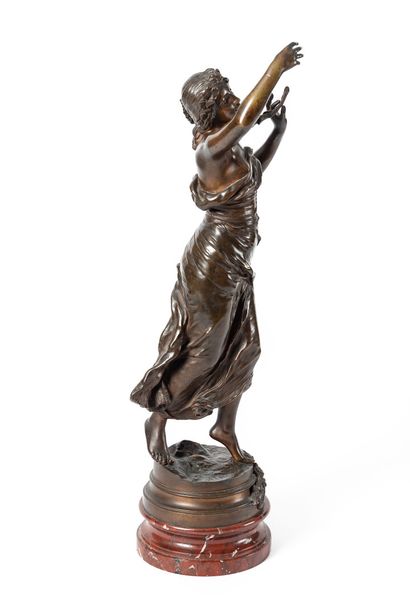 null Henri Louis LEVASSEUR (1853-1934).

Jeune femme aux lilas.

Bronze à patine...