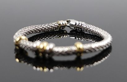 null Bracelet souple en or gris, orné de cinq anneaux glissants en or jaune et gris.

Travail...