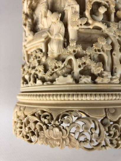 null CHINE, Canton.

Pot à pinceaux "Bitong" en ivoire finement sculpté figurant...
