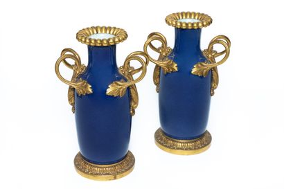Paire de vases en porcelaine émaillée bleu,...