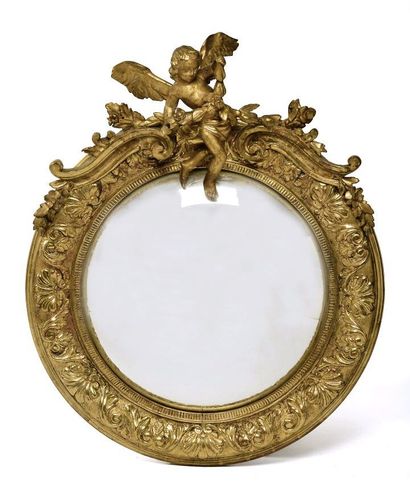 null Important miroir sorcière en bois et stuc doré, figurant un angelot tenant une...